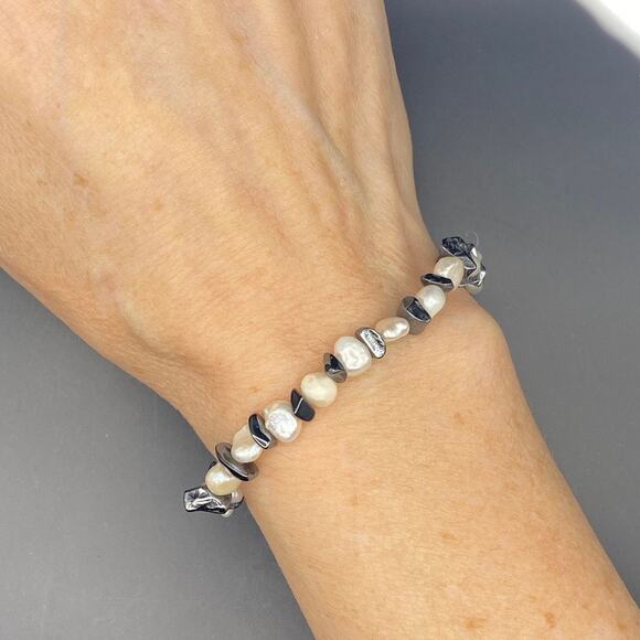 Genuine Freshwater Potato Pearl and Hematite Chip Stretch Bracelet - Picture 2 of 6